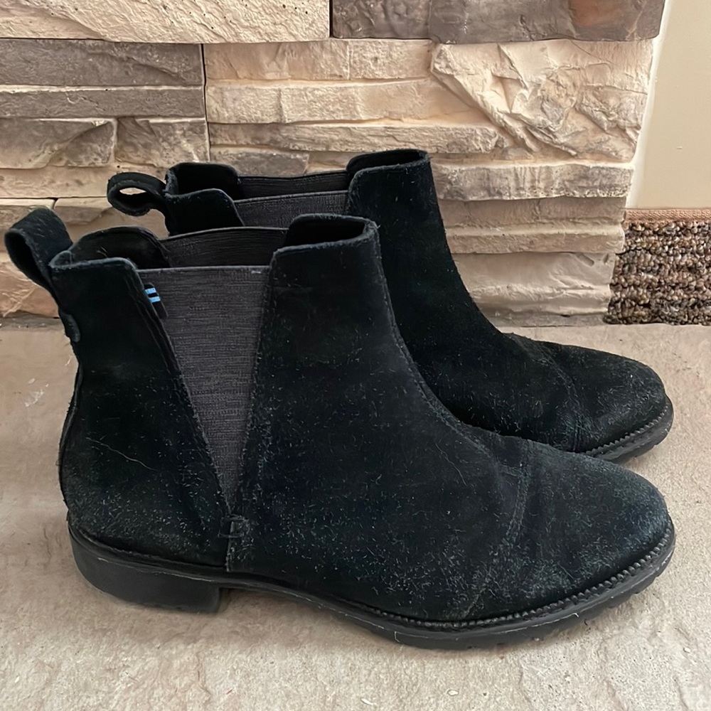 5 for $25🎈TOMS suede booties